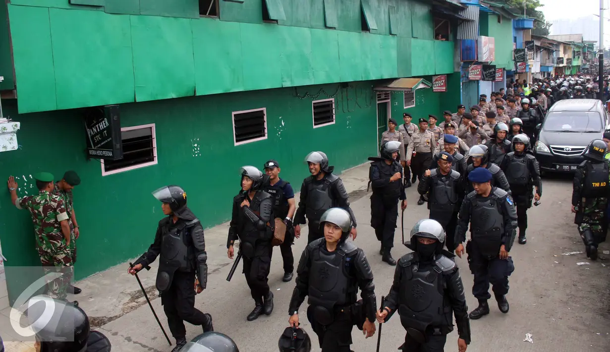 Ribuan aparat gabungan dari Polda Metro Jaya, TNI, Satpol PP saat melakukan operasi Pekat di Kalijodo, Jakarta Utara, Sabtu (20/2). Operasi ini bukanlah dalam rangka penggusuran yang direncanakan oleh Pemprov DKI Jakarta. (Liputan6.com/Faizal Fanani)