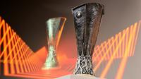 Trofi Liga Europa diperlihatkan saat pengundian babak playoff di markas UEFA, Nyon, Swiss, Senin, 7 November 2022. (Fabrice COFFRINI / AFP)