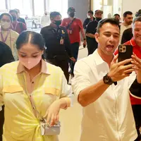 Raffi Ahmad yang didampingi sang istri, Nagita Slavina, juga berbincang dengan Michael Owen. Dalam kesempatan tersebut, Gigi menyebut Raffi menggilai sepak bola dan juga memiliki klub RANS Nusantara FC. (Bola.com/M Iqbal Ichsan)