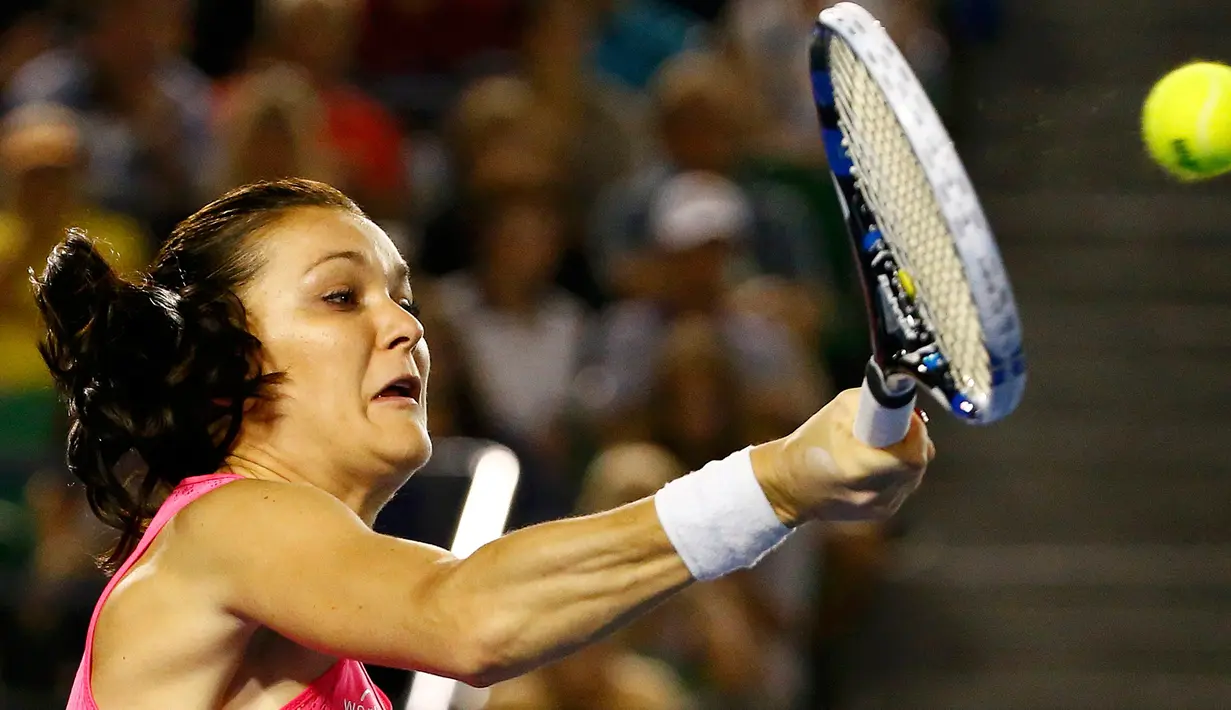Petenis Polandia, Agnieszka Radwanska berusaha mengembalikan bola pukulan Serena Williams pada semifinal Australia Open 2016 di Melbourne Park (28/1/2016). Serena menang 6-0 6-4 atas Agnieszka. (REUTERS/Jason Reed)