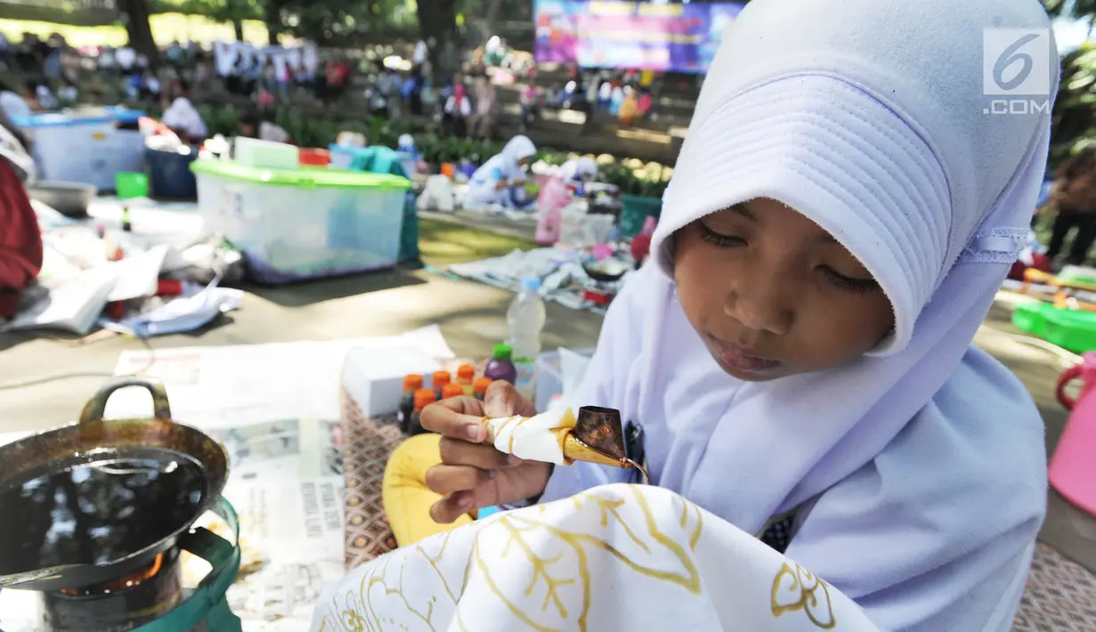 Seorang pelajar mengikuti lomba membatik tingkat SD di Lapangan Ekspresi, Sempur, Bogor, Kamis (2/5/2019). Kegiatan yang diikuti 18 peserta hasil seleksi dari tingkat kecamatan se-Kodya Bogor ini dalam rangka memperingati Hari Pendidikan Nasional yang jatuh pada 2 Mei. (merdeka.com/Arie Basuki)