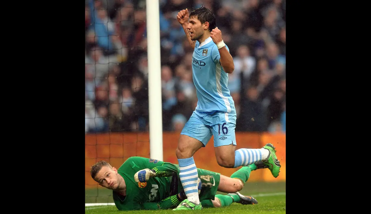 Pemain Manchester City, Sergio Aguero melakukan selebrasi setelah mencetak gol kedua timnya ke gawang Manchester United pada laga putaran ketiga Piala FA 2011/2012 yang berlangsung di Etihad Stadium, Manchester, 8 Januari 2012. (AFP/Paul Ellis)