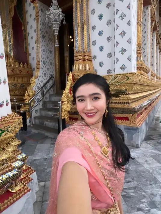 Untuk riasan wajah, Febby tampil fresh dengan mengaplikasikan lipstik merah matte serta blush on merahnya. [Instagram/@febbyrastanty]