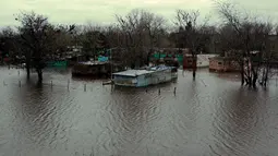 Rumah – rumah warga terendam banjir di daerah Lujan, Argentina, Rabu (12/8/2015). Lebih dari 20.000 orang telah dievakuasi setelah hujan lebat di akhir pekan lalu yang menyebabkan sungai naik dan banjir. (REUTERS/Marcos Brindicci)