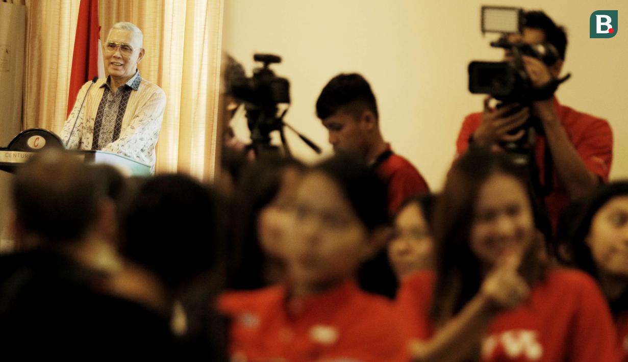 Mantan Ketum PBSI, Tri Sutrisno, memberikan sambutan dan arahan kepada tim Thomas dan Uber Indonesia di Hotel Atlet Century, Senayan, Selasa (8/5/2018). Acara pelepasan tersebut sekaligus merayakan ulang tahun PBSI ke 67. (Bola.com/M Iqbal Ichsan)