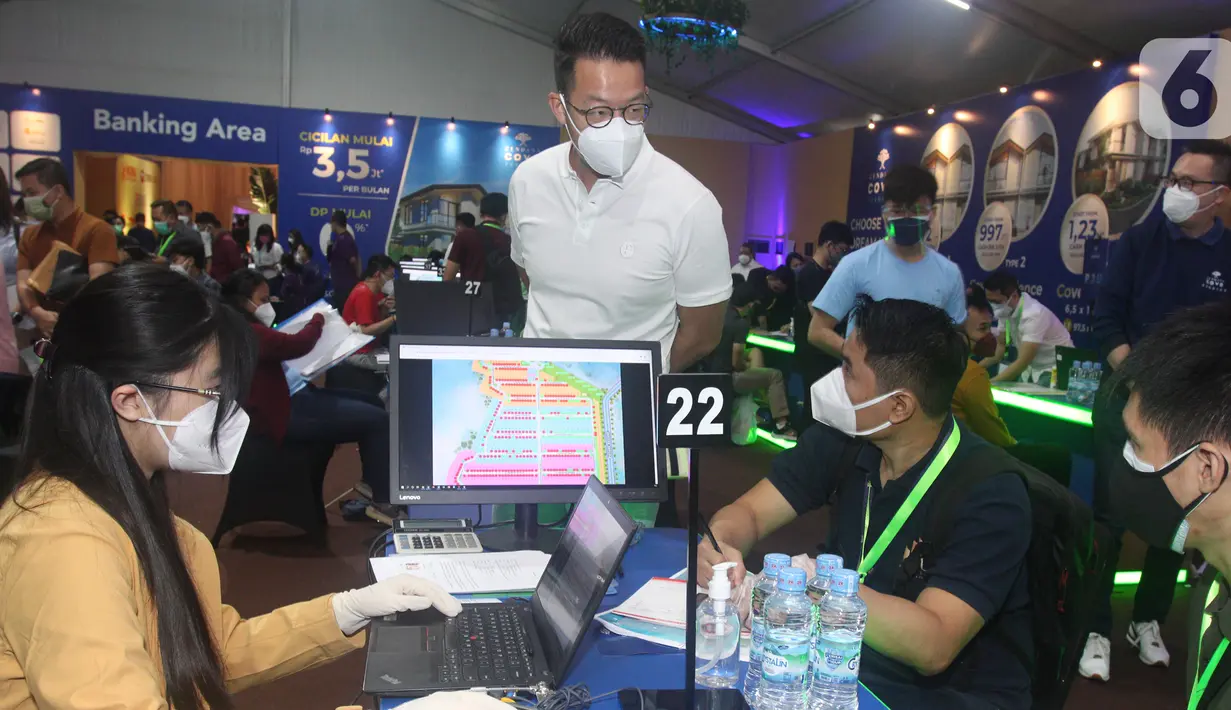 CEO PT Lippo Karawaci Tbk. (LPKR) meninjau aktivitas penjualan rumah inden Cendana Cove Verdant di MaxxBox Lippo Village, Tangerang, Sabtu (12/2/2022). Cendana Cove Verdant merupakan proyek perdana 250 unit rumah yang diluncurkan di awal tahun 2022. (Liputan6.com/HO/Firdi)