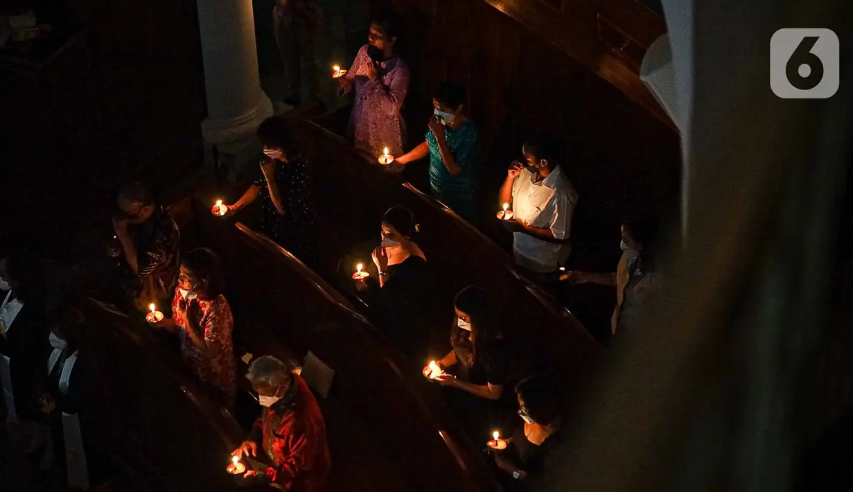 Jemaat melaksanakan ibadah malam Natal di Gereja Immanuel, Jakarta, Jumat (24/12/2021). Perayaan ibadah malam Natal tersebut mengangkat tema 'Cinta Kasih Kristus yang Menggerakkan Persaudaraan'. (Liputan6.com/Faizal Fanani)