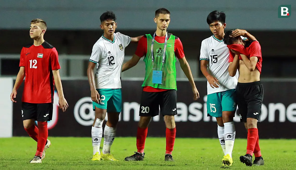 Bukan hanya Narendra, pemain lainnya yakni Femas Aprian Crespo (15) berusaha menenangkan Husam Alshaer yang tak hentinya menutupi wajahnya. (Bola.com/M Iqbal Ichsan)
