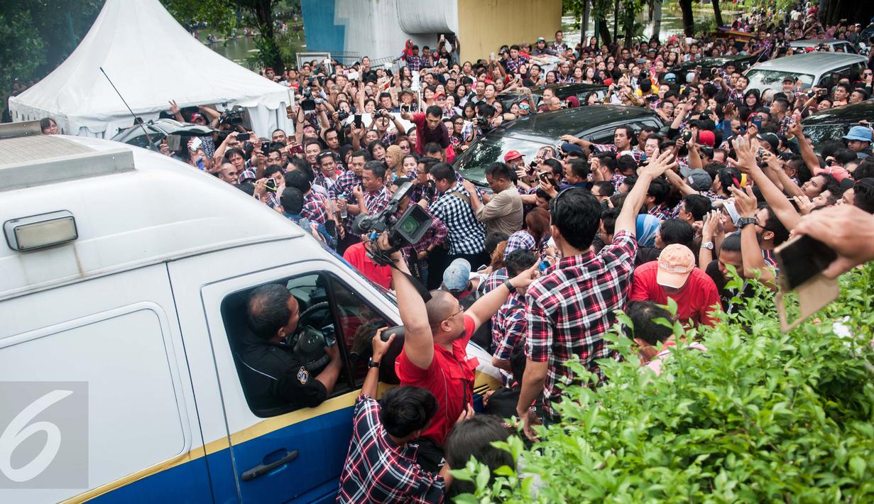 Suasana di Rumah Lembang saat Ahok dan Djarot tiba di markas mereka tersebut, Jakarta, Rabu (15/2). Hasil quick count menunjukkan Ahok-Djarot menempati urutan pertama. (Liputan6.com/Gempur M Surya)