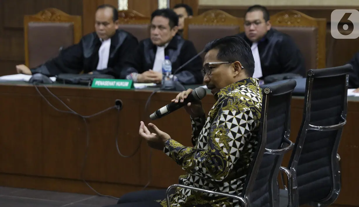 Terdakwa dugaan gratifikasi terkait kerjasama jasa pelayaran, Bowo Sidik Pangarso saat memberi keterangan saat sidang lanjutan di Pengadilan Tipikor, Jakarta, Rabu (23/10/2019). Sidang mendengar keterangan terdakwa. (Liputan6.com/Helmi Fithriansyah)