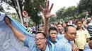 Persatuan Pengemudi Angkutan Darat longmarch dari Balai Kota menuju Istana Merdeka, Jakarta, Senin (14/3). Ribuan sopir taksi, bajaj dan angkutan umum itu menuntut Presiden agar menertibkan transportasi berbasis online. (Liputan6.com/Immanuel Antonius)