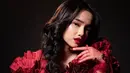 Bahkan, terbaru Fuji terlihat mengunggah hasil pemotretan terbarunya. Dalam unggahan tersebut, perempuan 19 tahun ini terlihat menawan dalam balutan gaun merah. (Liputan6.com/IG/@fuji_an)