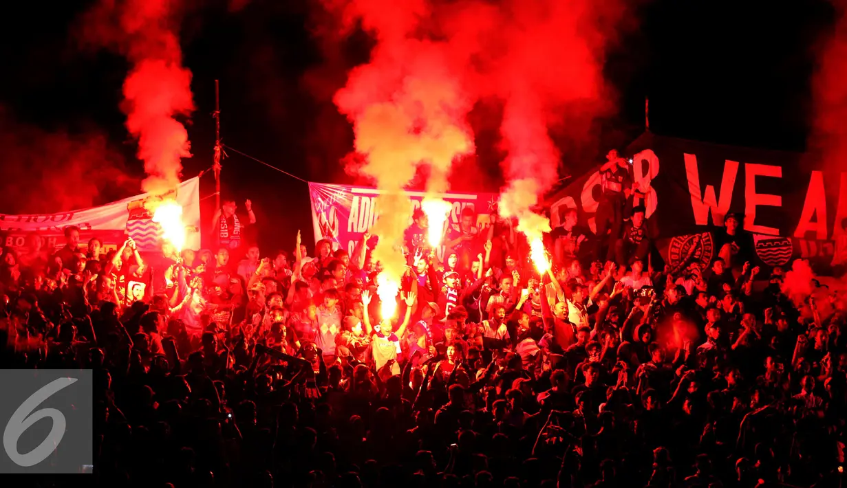 Pendukung tim Maung Bandung menyalakan suar saat merayakan kemenangan Persib atas Mitra Kukar 3-1 di Stadion Si Jalak Harupat, Sabtu (10/10/2015). Persib lolos ke final Piala Presiden 2015 dengan agregat 3-2. (Liputan6.com/Helmi Fithriansyah)