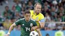 Pemain Swedia, Andreas Granqvist membayangi pergerakan pemain Meksiko, Javier Hernandez pada laga grup F Piala Dunia 2018 di Yekaterinburg Arena, Yekaterinburg, Rusia, (27/6/2018).  Swedia menang telak 3-0 atas Meksiko. (AP/Gregorio Borgia)