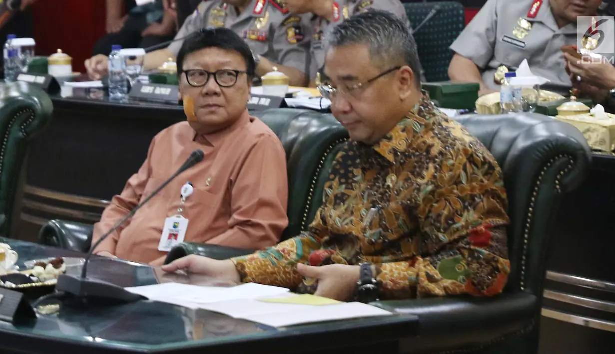 Menteri Dalam Negeri Tjahjo Kumolo dan Mendes Eko Putro Sandjojo menghadiri acara penandatanganan MoU di gedung Rupatama Mabes Polri, Jumat (20/10). MoU terkait pencegahan, pengawasan dan penanganan permasalahan dana desa. (Liputan6.com/Angga Yuniar)