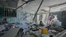 Laboratorium di Rumah Sakit Jabal Amel rusak, menyusul serangan udara Israel pada Senin (1/6) yang menghantam gedung di dekatnya, di kota pelabuhan selatan Tyre, Lebanon, Selasa 2 Juni 2026. (AP Photo/Mohammed Zaatari)