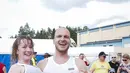 Peserta dari Rusia, Anastasia Loginova dan Dimitriy Sagal keluar sebagai juara kompetisi Wife Carrying World Championships di Sonkajarvi, Finlandia, 2 Juli 2016. Lomba unik ini digelar bulan Juli tiap tahunnya. (Timo Hartikainen/Lehtikuva/AFP)