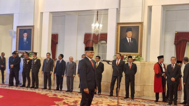 Presiden Joko Widodo atau Jokowi melantik Irjen Marthinus Hukom sebagai Kepala Badan Narkotika Nasional (BNN) di Istana Negara Jakarta, Jumat (8/12/2023).