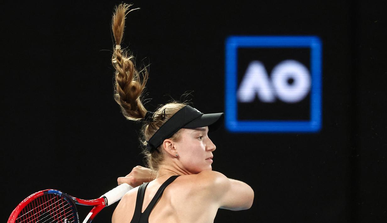 Petenis berusia 23 tahun itu memanfaatkan momentum untuk kembali mematahkan perlawanan petenis Latvia untuk memimpin 3-2 dan kemudian tinggal mempertahankan servis impresifnya. (AFP/David Gray)