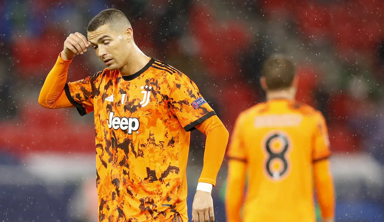 Striker Juventus, Cristiano Ronaldo tampak kecewa usai gagal memanfaatkan peluang dalam laga lanjutan Liga Champions 2020/21 Grup G melawan Ferencvaros di Puskas Arena, Budapest, Rabu (4/11/2020). (AP Photo/Laszlo Balogh)