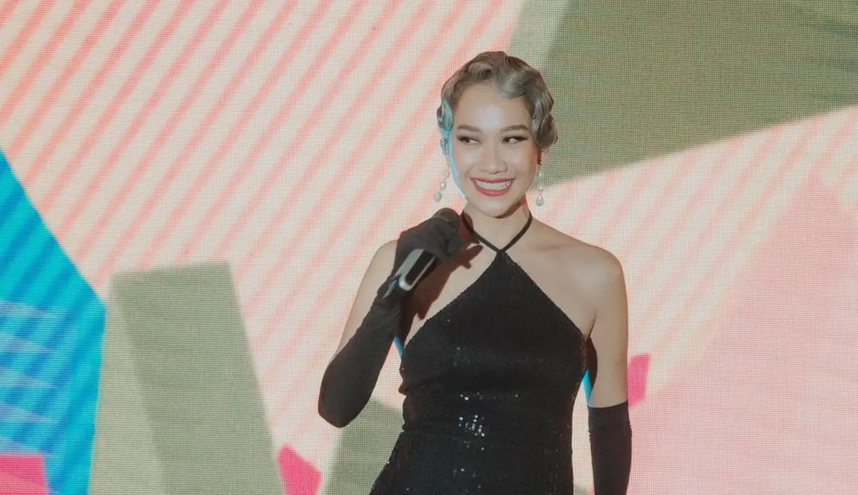 Terbaru, BCL hadir di acara kantor sang suami sebagai bintang tamu. Penampilannya yang begitu glamor tak luput dari atensi. [@tikoaryawardhana]