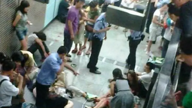 Hanya karena seorang wanita pingsan di stasiun kereta bawah tanah,ratusan penumpang kereta di Cina berdesak-desakkan lari keluar stasiun.Mereka mengira ada serangan teroris yang sedang terjaji.Salah seorang penumpang yang berteriak dan membuat semua ...
