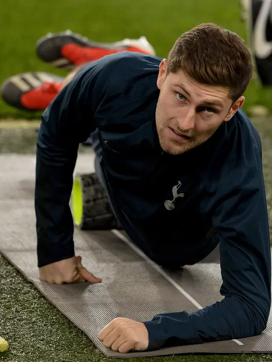 Bek Tottenham Hotspur, Ben Davies melakukan pemanasan selama latihan di stadion Camp Nou, Barcelona (10/12). Tottenham berada di posisi kedua grup B dengan poin tujuh sama seperti Inter Milan di posisi ketiga. (AFP Photo/Josep Lago)