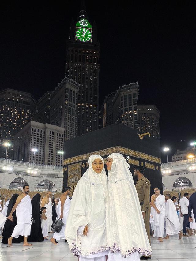 Dipuji Makin Cantik, Ini 6 Potret Naomi Zaskia dengan Hijab Saat Umroh