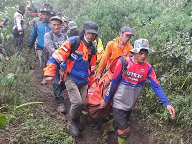 Tim SAR Gabungan membawa sebuah kantong berisi jenazah korban erupsi gunung Marapi, Sumatera Barat. (Liputan6.com/Novia Harlina)