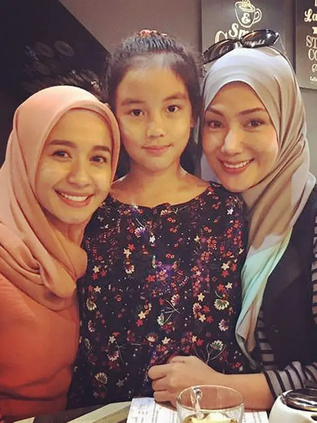 Tidak hanya dengan Aleesya, Bella pun juga ternyata punya hubungan baik dengan mantan istri Emran, Erra Fazira. Terlihat dalam foto ini, Bella yang sebelum menikah dengan Emran sudah habiskan waktu bersama dua wanita cantik ini.  (Instagram/errafazira)