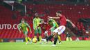 Gelandang Manchester United, Bruno Fernandes, melepaskan tendangan penalti ke gawang West Bromwich Albion pada laga Liga Inggris di Stadion Old Trafford, Minggu (22/11/2020). MU menang dengan skor 1-0. (Alex Livesey/Pool via AP)