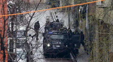 Kepolisian Turki melakukan operasi pencarian menyusul penyerangan sebuah kantor polisi di Istanbul, Kamis (3/3). Polisi berhasil menjebak dua wanita tersangka penyerangan, dengan senjata api dan granat, di sebuah apartemen. (REUTERS/Osman Orsal)