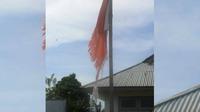 Bendera merah putih lusuh dan sobek berkibar di salah satu kantor layanan instansi pemerintahan di Kabupaten Halmahera Tengah, Maluku Utara. (Facebook/Adhien April)