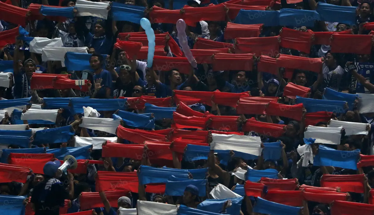 Koreografi biru, putih dan merah dari Bobotoh saat timnya melawan Persija Jakarta pada Torabika SC 2016 di Stadion Gelora Bandung Lauta Api, Bandung, Sabtu (16/7/2016). (Bola.com/Nicklas Hanoatubun)