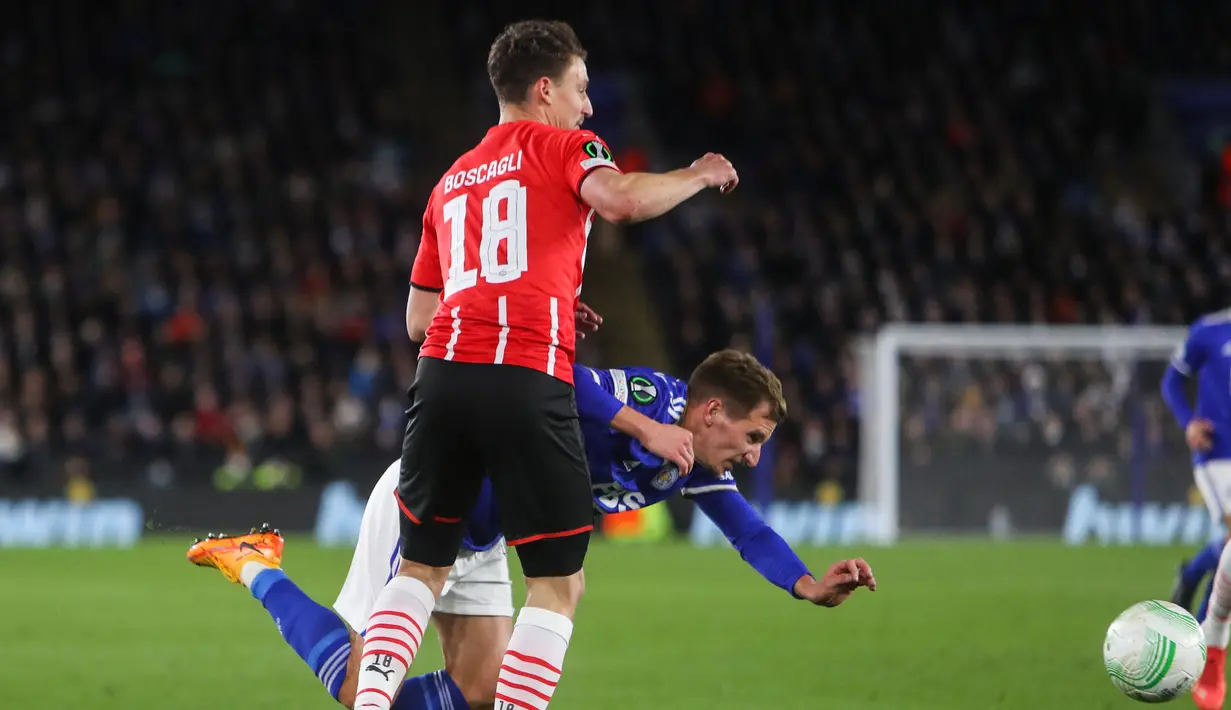 Bek PSV Eindhoven Olivier Boscagli (kiri) berebut bola dengan gelandang Leicester City Marc Albrighton pada leg pertama perempatfinal Europa Conference League di King Power Stadium, Jumat (8/4/2022) dini hari WIB. Leicester City ditahan imbang 0-0 saat menjamu PSV Eindhoven. (Geoff Caddick / AFP)