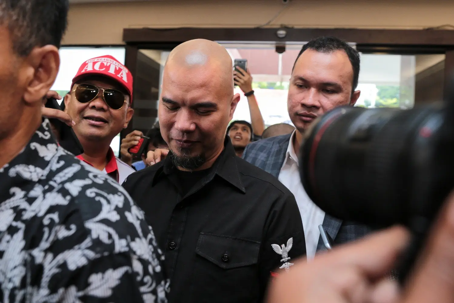 Musisi Ahmad Dhani memenuhi panggilan Polres Jaksel Kamis, (30/11). (Adrian Putra/Bintang.com)