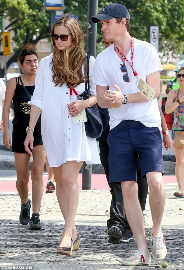 Eddie Redmayne bersama istrinya.