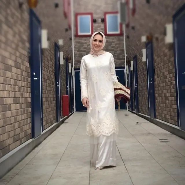 7 Inspirasi Gaya Hijab Yuni Shara, Simple Banget