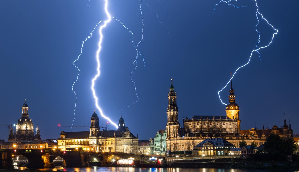 Sambaran petir selama badai terlihat di langit di atas Dresden, Jerman (10/6/2019). (AFP Photo/dpa/Germany Out/Robert Michael)