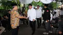 Menteri Agama, Lukman Hakim Saifuddin saat melayat alm AM Fatwa di rumah duka di kawasan Pejaten, Jakarta, Kamis (14/12). AM Fatwa wafat pada usia 78 tahun di Jakarta. (Liputan6.com/Helmi Fithriansyah)