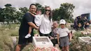 Setelah beberapa tahun tak mudik, Momo Geisha akhirnya bisa pulang kampung. Tidak sendiri, Momo pulang ke Pekanbaru bersama dua anak dan sang suami, Nicola Reza Samudra.[Instagram/therealmomogeisha]