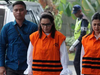 Anggota DPR Rooslynda Marpaung dan anggota DPRD Sumut Rinawati Sianturi tiba untuk menjalani pemeriksaan lanjutan di KPK, Jakarta, Kamis (19/7). Selain Rooslynda dan Rinawati, KPK juga memeriksa anggota DPRD Sumut Sony Firdaus. (Merdeka.com/Dwi Narwoko)