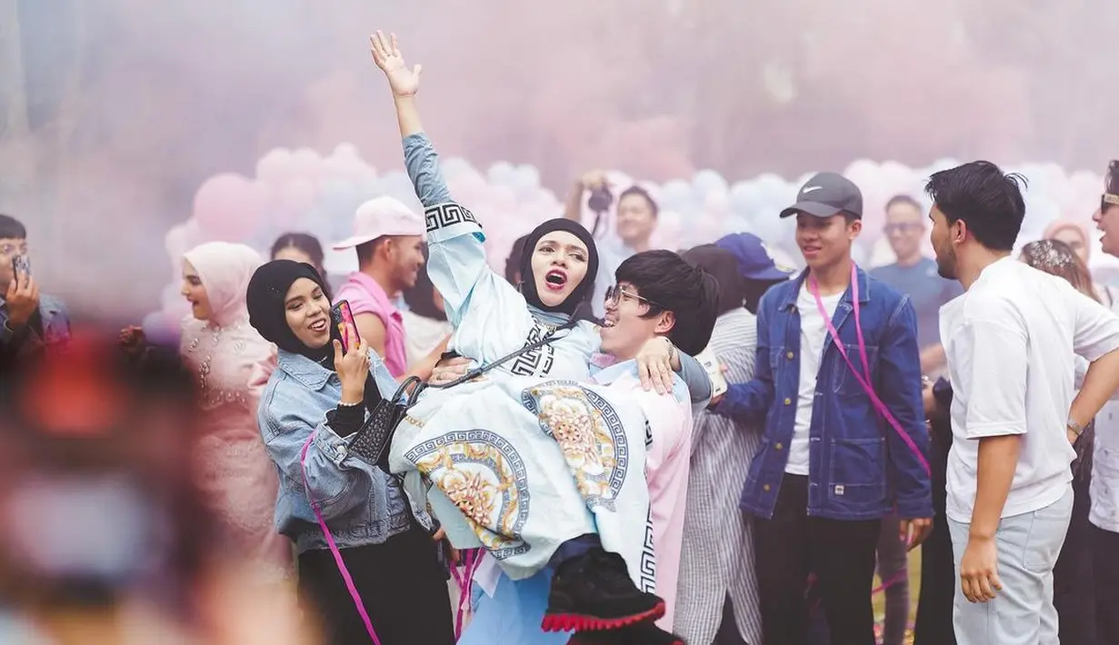 Geni Faruk juga terlihat menghadiri acara gender reveal Aurel dan Atta ini. Geni juga memilih gamis panjang bernuansa biru muda yang lembut. Foto: Instagram.