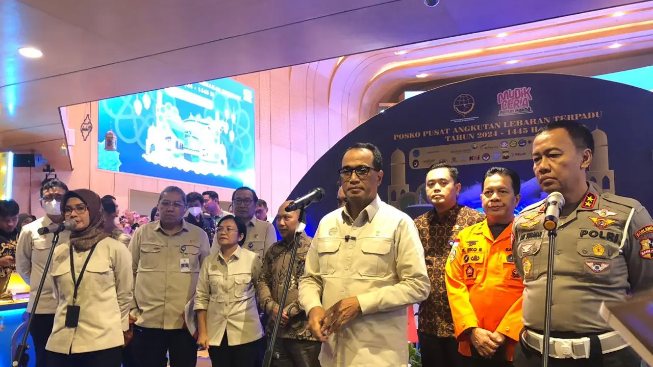 Menteri Perhubungan (Menhub) Budi Karya Sumadi dan Kepala Korps Lalu Lintas (Korlantas) Polri Irjen. Pol. Aan Suhanan dalam penutupan Posko Pusat Angkutan Lebaran Terpadu tahun 2024, Jumat (19/4/2024). (Tira/Liputan6.com)