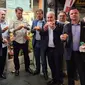 Presiden Brasil Jair Bolsonaro bersama rombongan menyantap pizza sebagai makan malam di trotoar jalan New York, Amerika Serikat (AS). (dok. Twitter @MinLuizRamos)