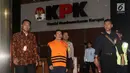 Tersangka Bupati Cirebon, Sunjaya Purwadi Sastra kenakan rompi tahanan usai menjalani pemeriksaan di Gedung KPK, Jakarta, Jumat (26/10). Sunjaya ditahan KPK terkait mutasi jabatan, proyek, perizinan dan gratifikasi. (Liputan6.com/Herman Zakharia)