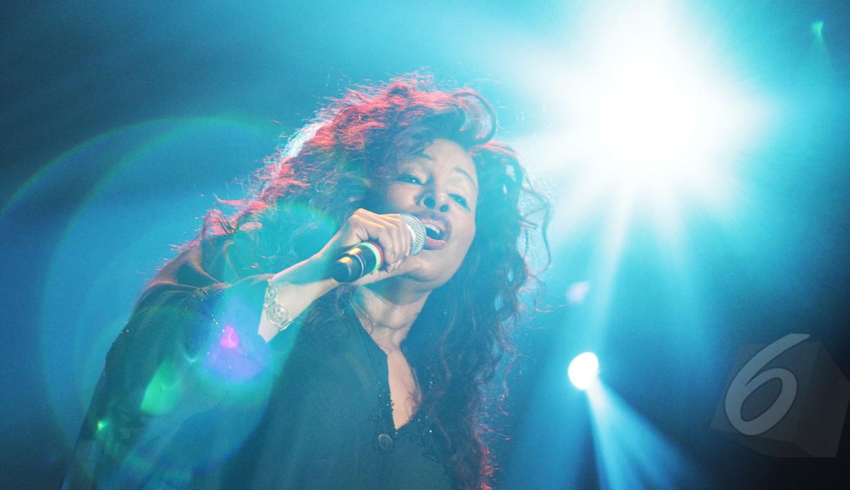 Penyanyi Chaka Khan beraksi pada hari kedua Java Jazz Festival 2015 di JIExpo, Jakarta, Sabtu (7/3). Ajang musik jazz tahunan itu berlangsung tiga hari dengan tema "Exploring Indonesia".(Liputan6.com/Faizal Fanani)