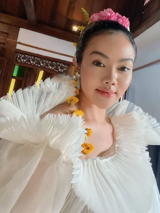 Yura Yunita, dalam rangka menyambut datangnya bulan Ramadan merilis single terbarunya yang berjudul Tenang. Ternyata bait demi bait di dalamnya memiliki pesan tersendiri. (Instagram/yurayunita)