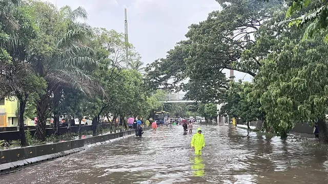 Banjir Rendam Jalan Daan Mogot Jakbar, Lalu Lintas Macet Panjang Malam Ini