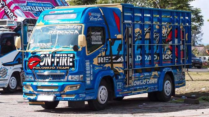 Permainan warna yang eye cathcy jadi kunci utama modifikasi truk ini (JakartaWorks)